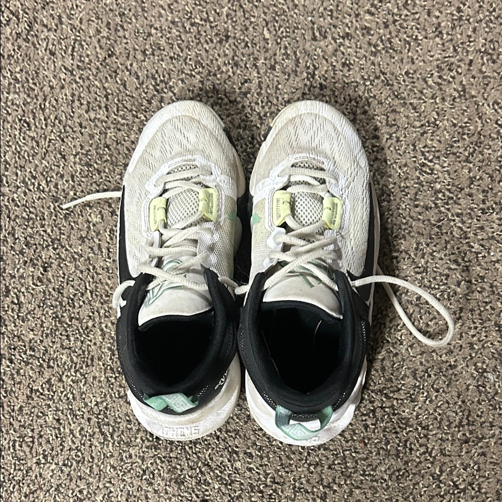 Nike Kids Sneakers in White and Green